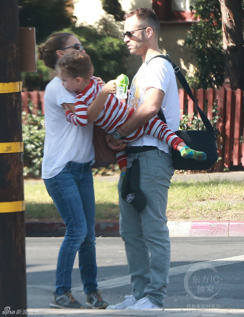 组图:波特曼不顾形象抠嘴 萌娃粘人一直要抱抱