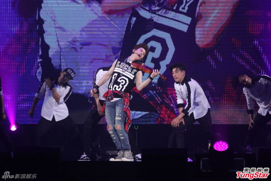 Henry迷倒台<em>妹做</em>公益 Apink清纯献唱 -- 佛山E