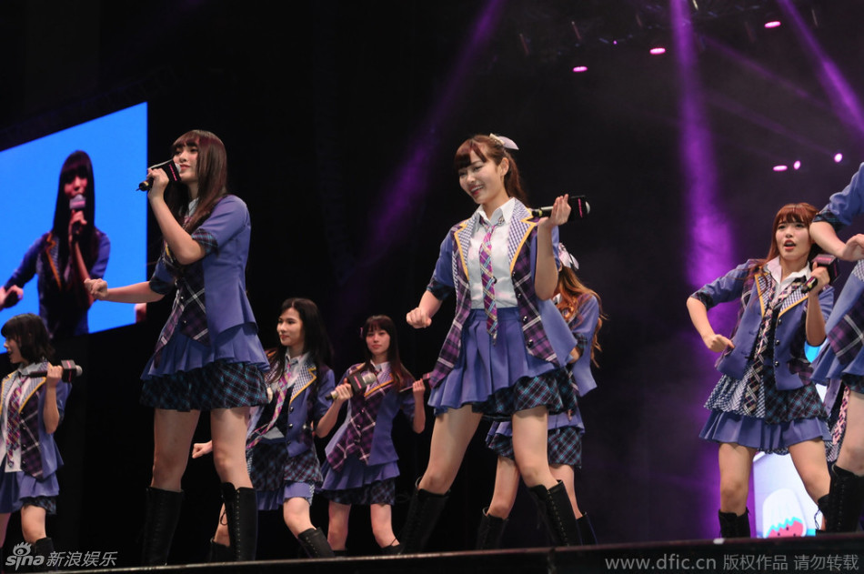组图:板野友美石田妮可snh48现身上海魅力全开