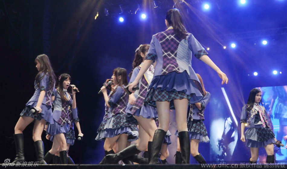 组图:板野友美石田妮可snh48现身上海魅力全开