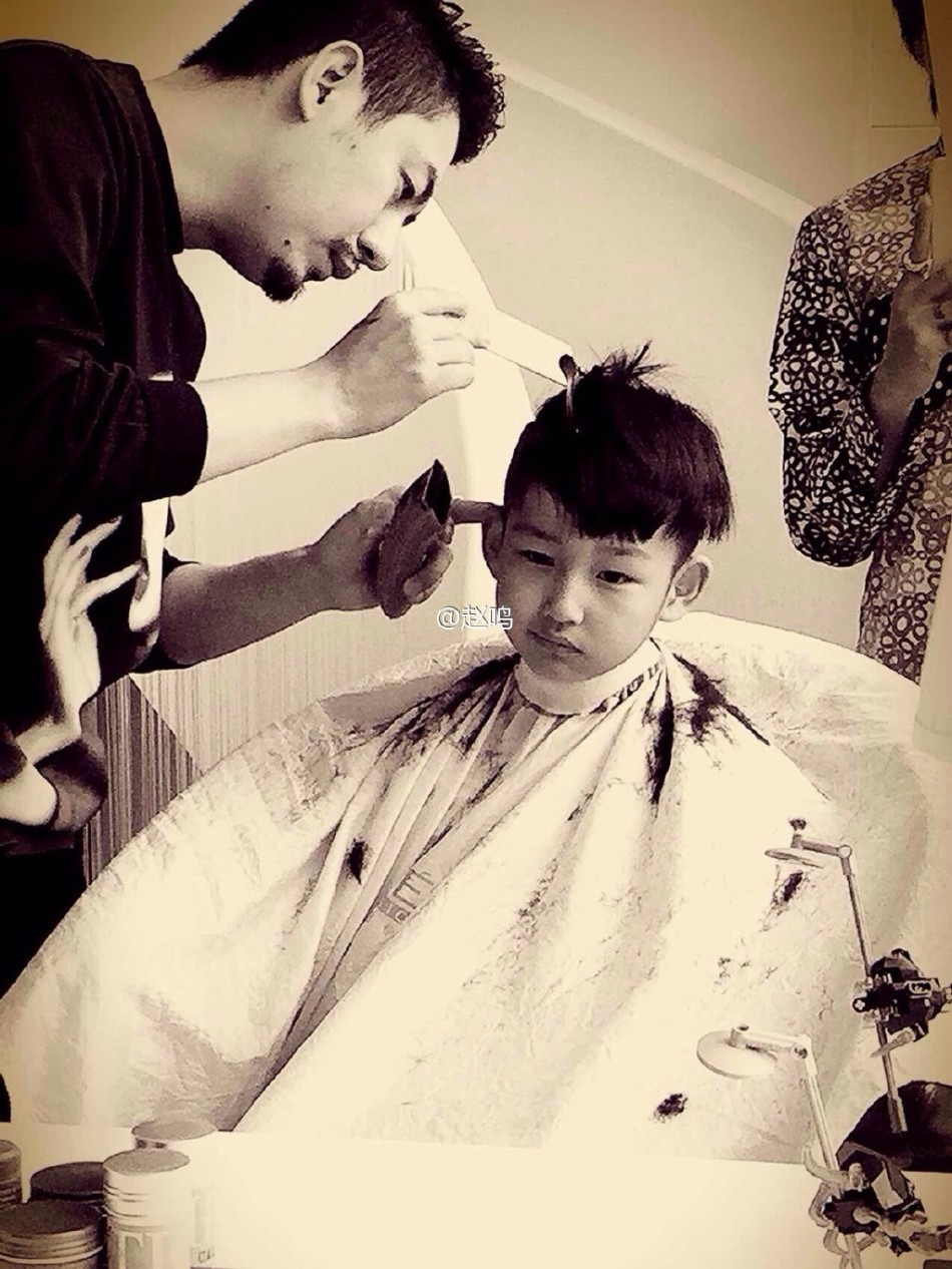 组图:陈羽凡给儿子剪发 被赞好爸爸手法专业