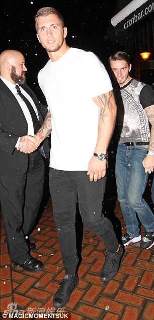 组图:腐国帅男星夜店揽妹 欲女包围惨遭咬屁股