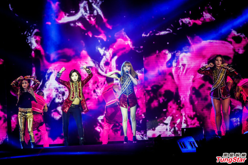 组图:2NE1澳门开唱 热歌热舞热裤high爆全场