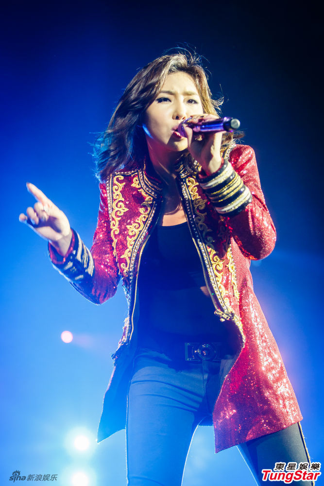 组图:2NE1澳门开唱 热歌热舞热裤high爆全场