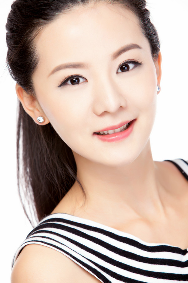 王馨可初秋写真露肩红裙妩媚