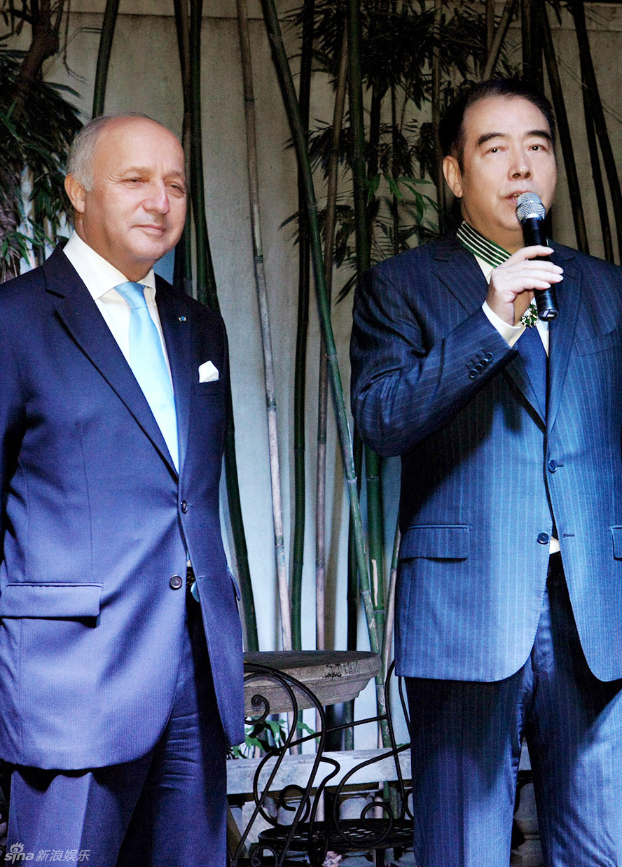 20 19:52:45 1 / 7 新浪娱乐讯 10月18日,中国导演陈凯歌在法国驻上海
