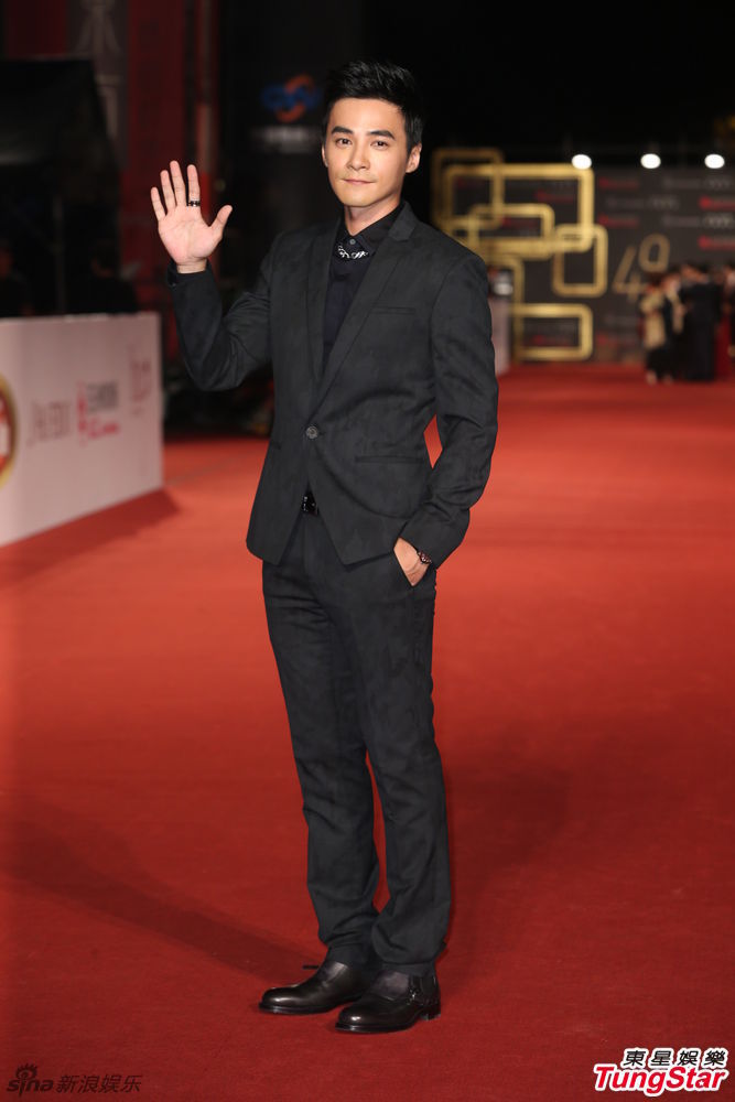 组图:台湾金钟奖红毯 是元介深沉一身黑