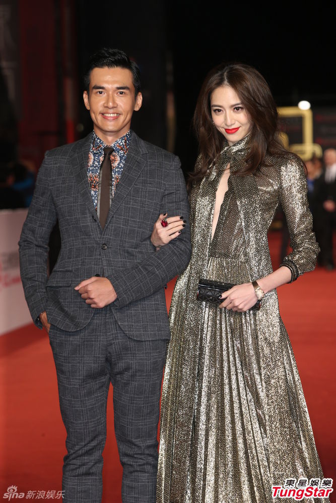 组图:金钟奖红毯 白歆惠银色未来感礼服露美胸