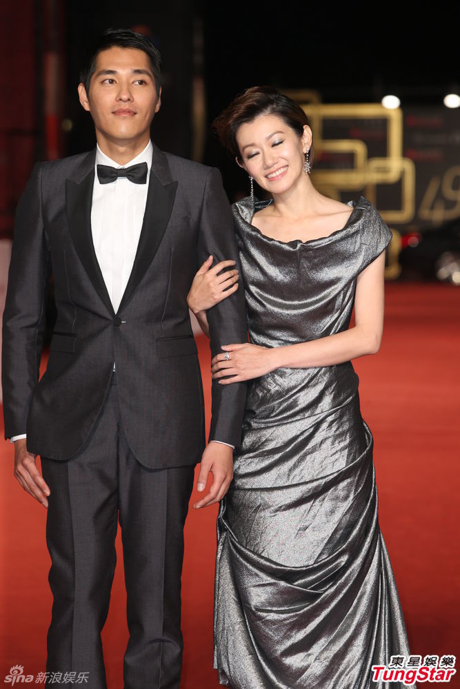 组图:蓝正龙深灰正装亮相 与妻子周幼婷秀恩爱