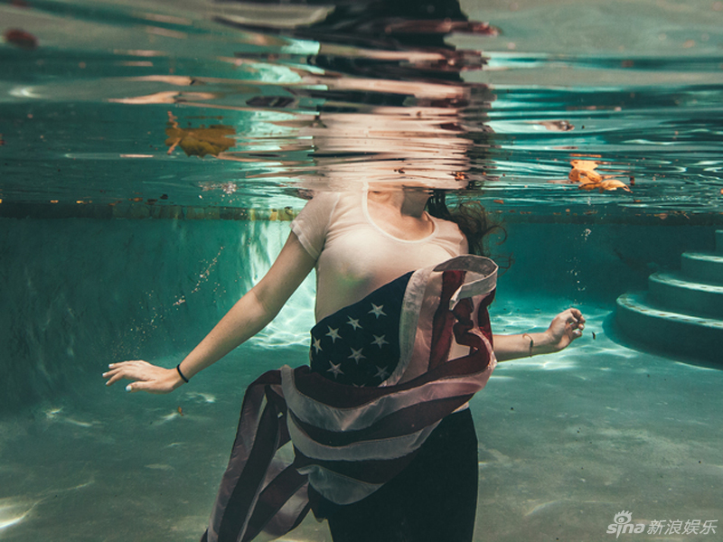 组图:苏菲-西蒙水下唯美写真 性感湿身凸点_高清图集