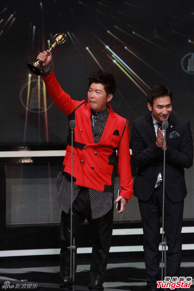 组图:曾国城夺主持人奖 不忘回位好敬业