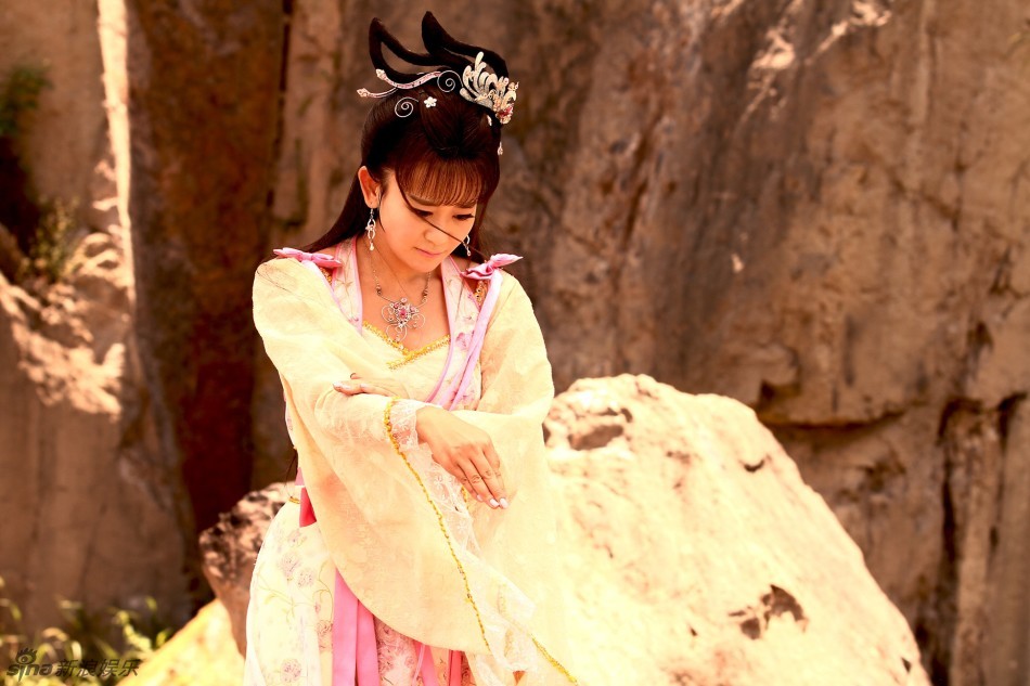 剧中,海陆饰演清新美妖银黛,与李宗翰饰演的吕洞宾上演了一段神仙眷侣