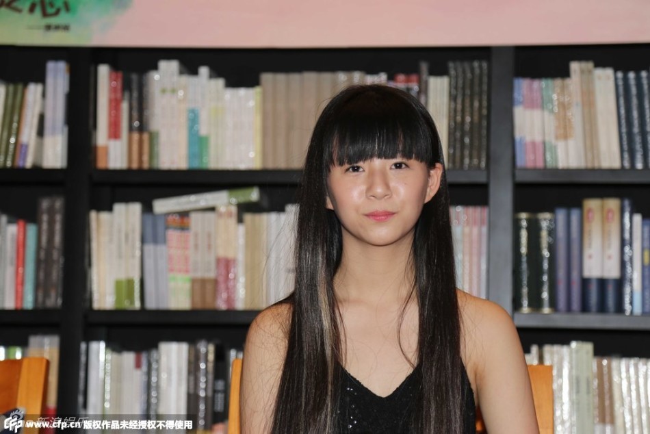 组图:小彩旗吊带裙上下皆短 露大腿显不雅_高清图集_新浪网