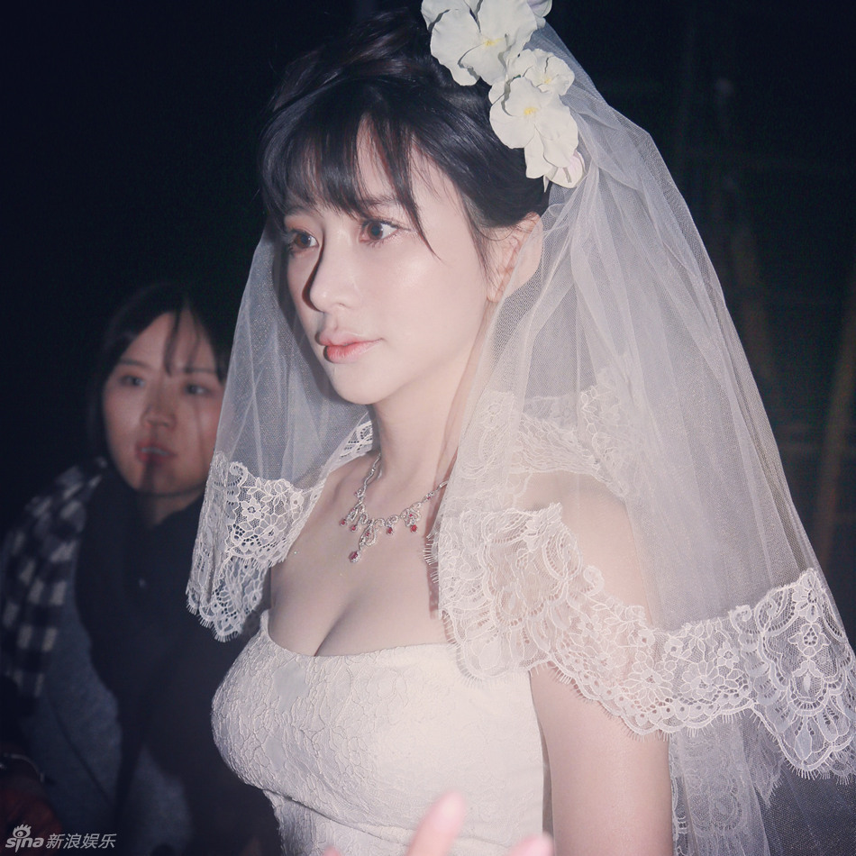 杨紫穿婚纱_杨紫穿婚纱走秀变 结婚狂 女星婚纱造型PK(3)
