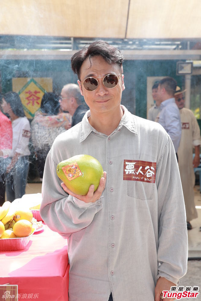 组图:《恶人谷》开机 吴镇宇拿柚子逗趣摆拍