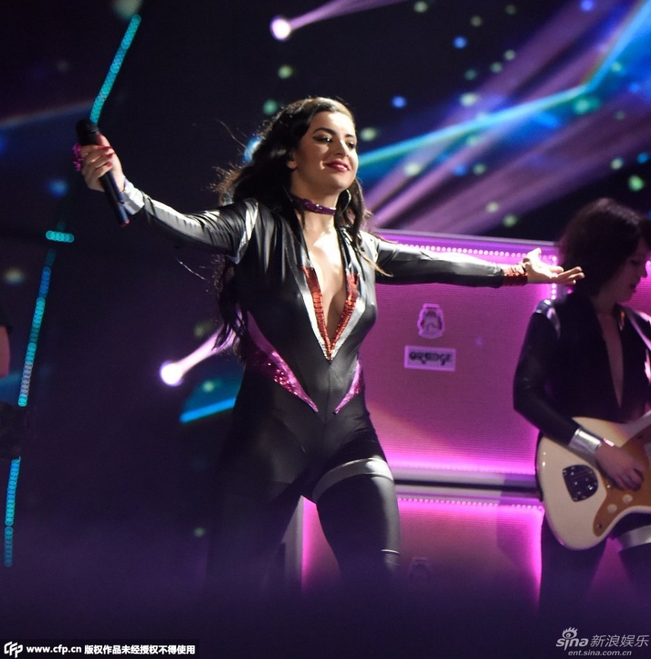 90后夏洛特豪放露胸 八字奶下垂任看 -- 佛山E