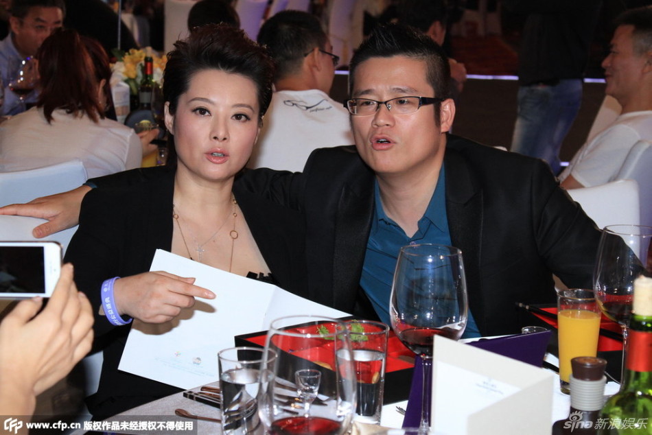 袁立低胸装秀傲人双峰 被男子搂肩索合影