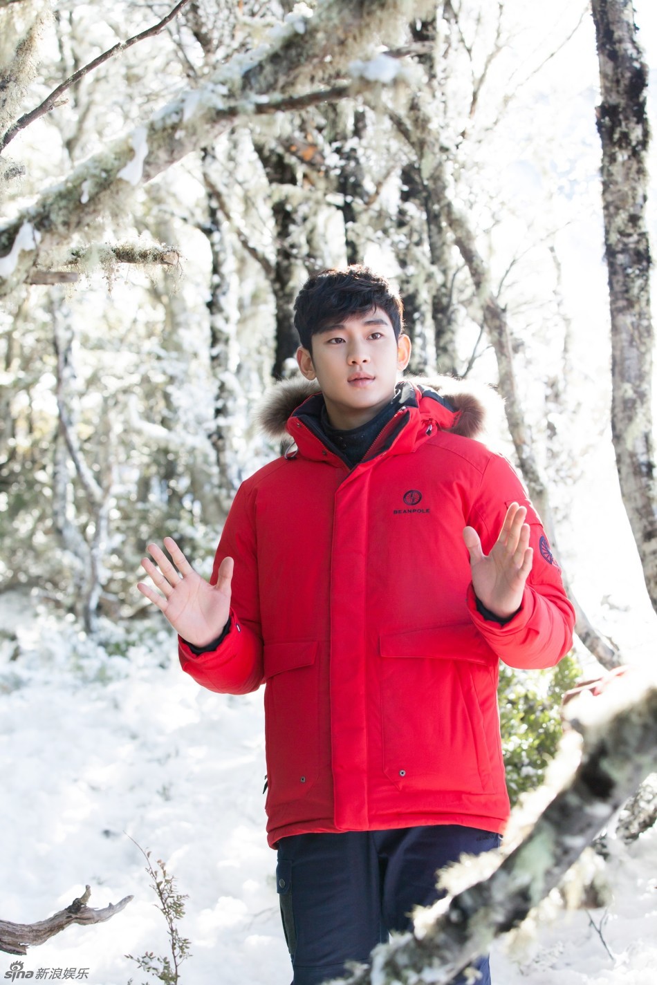 组图:金秀贤雪地拍摄呼气暖手 面露微笑爱嘟嘴_高清