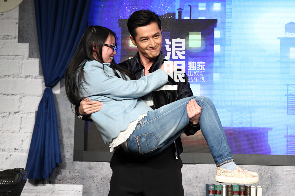 胡歌公主抱粉丝