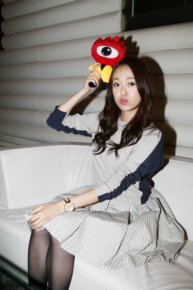 组图:前AKB米泽瑠美做客新浪活泼搞怪心情靓