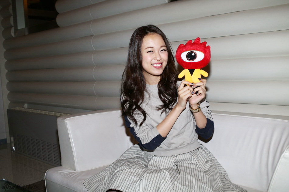 组图:前AKB米泽瑠美做客新浪活泼搞怪心情靓