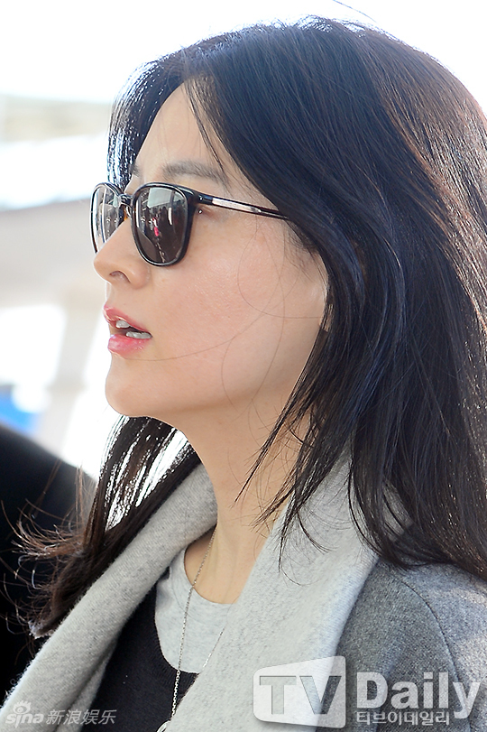 组图 43岁李英爱现身 长发轻飘秀迷人长腿