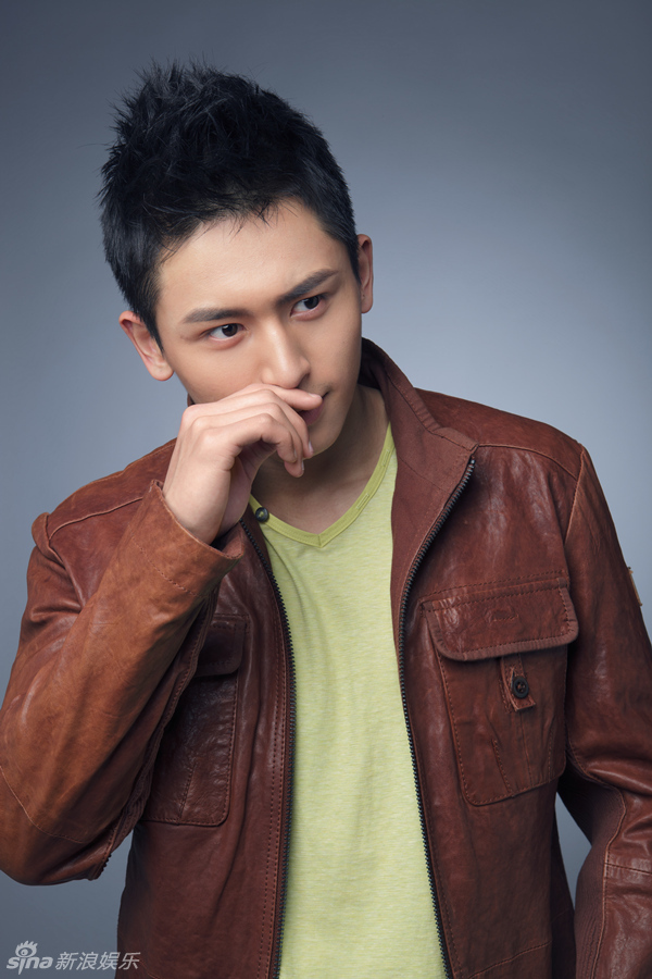 组图:型男张哲瀚最新写真 笑容温暖酷帅十足_高清图集