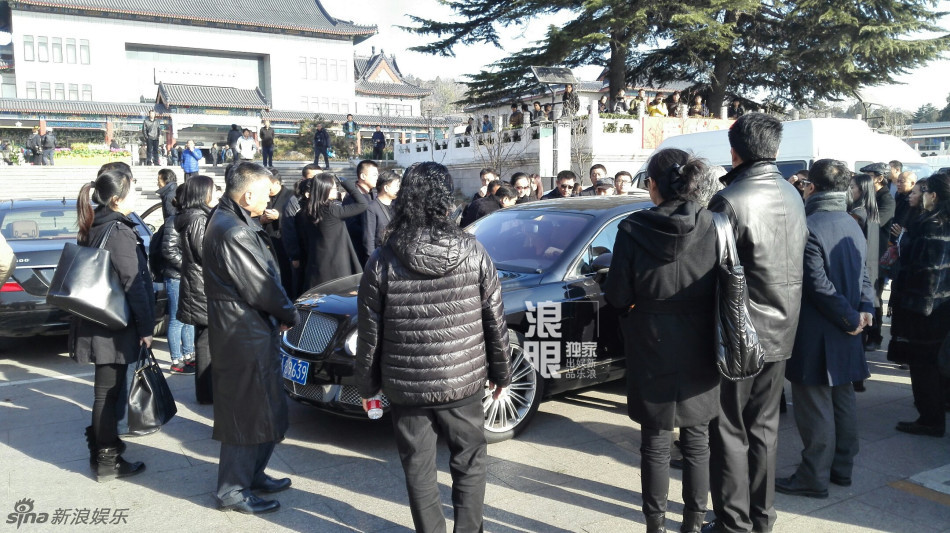 组图: 向华胜病逝 今北京出殡 向华强向太吊唁 -