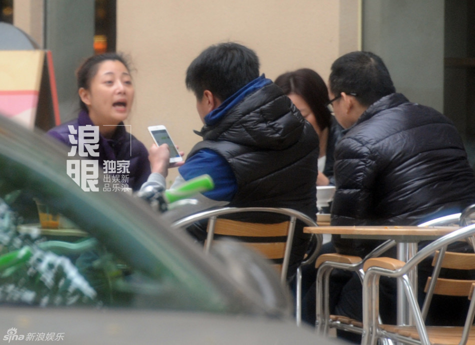 组图:殷桃顶大素颜 与李金羽路边喝下午茶_高清图集