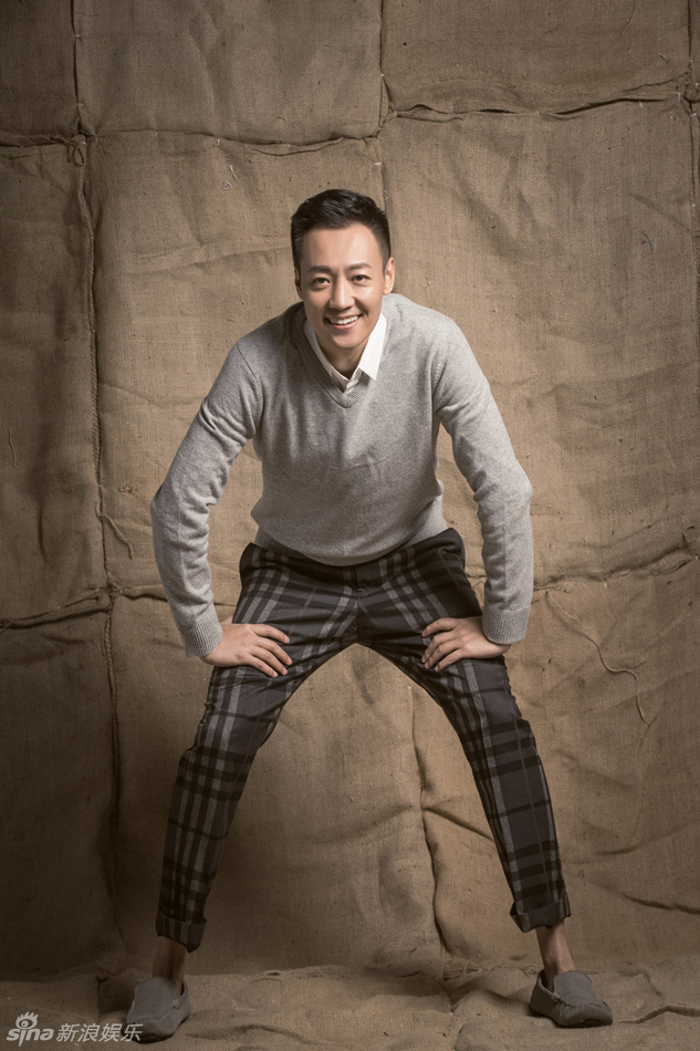 新浪娱乐讯 近日,演员辛柏青拍摄了一组暖男系列的时尚大片.