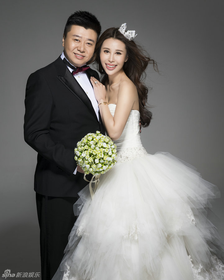 组图:马琳前妻张宁益曝婚纱照 手握花露幸福笑_高清