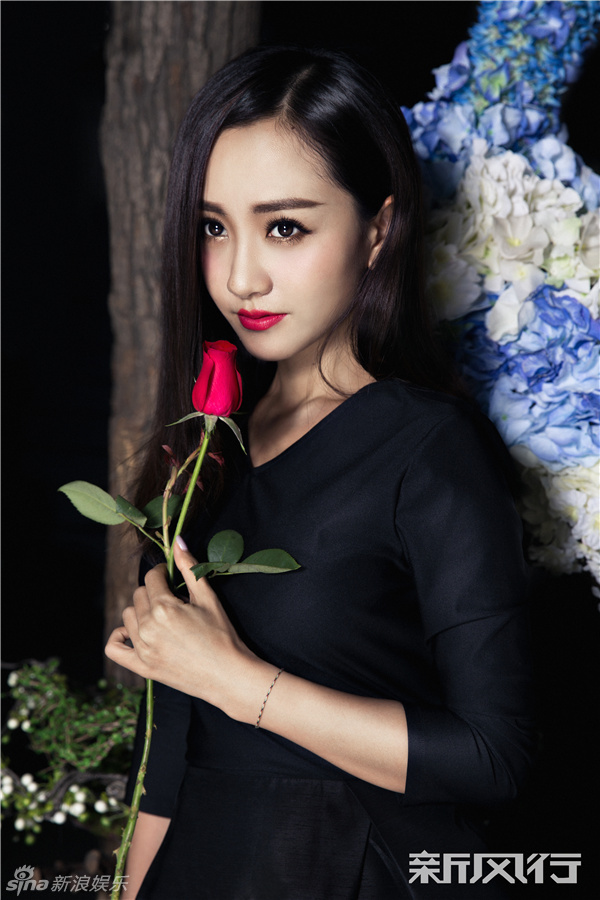 组图:杨蓉曝光黑色冷艳写真 轻执玫瑰暗传芬芳