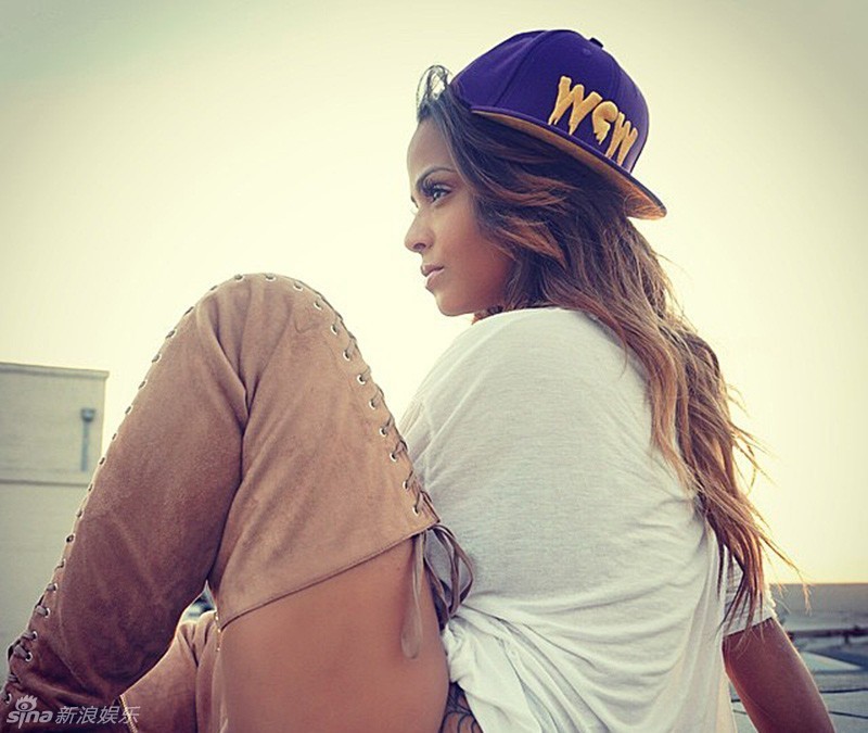 组图:歌手米兰凸点走光 不<em>穿胸罩</em>双球仍坚挺 -