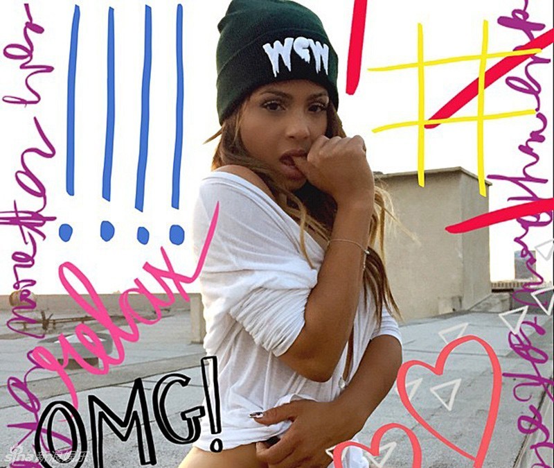 组图:歌手米兰凸点走光 <em>不穿胸罩</em>双球仍坚挺 -