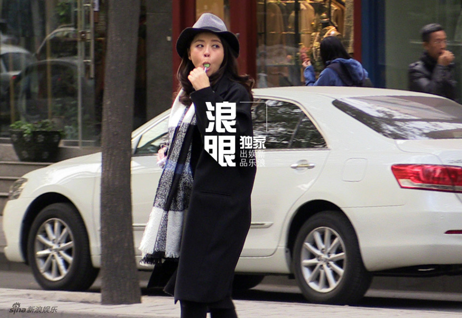 黄小蕾孕妇装挺大肚 口咬棒棒糖显呆萌