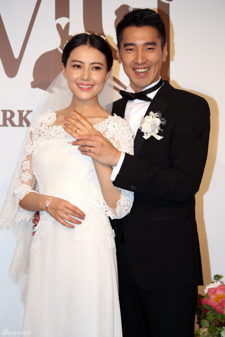 组图:高圆圆赵又廷媒体亮相 甜蜜吻额头秀婚戒_高清图集_新浪网