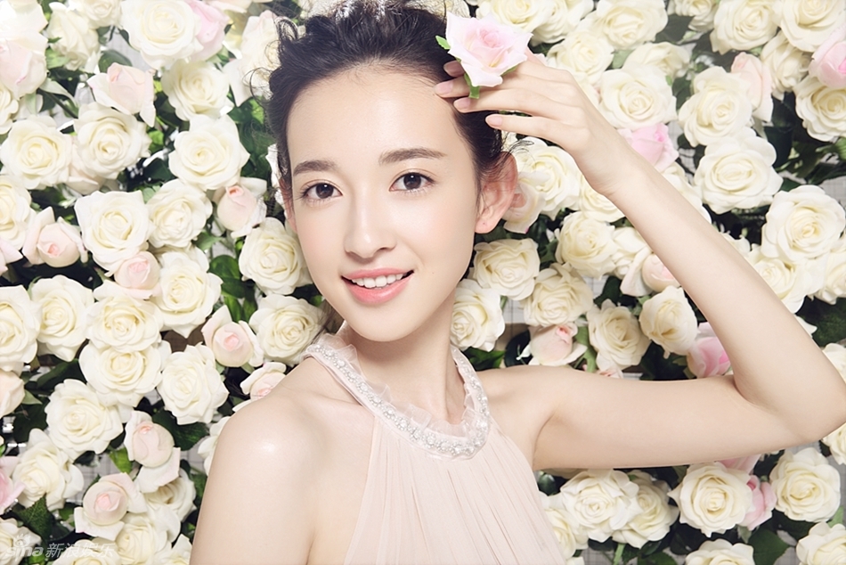 组图:康宁浪漫花墙裸妆上阵肌肤吹弹可破 - 娱