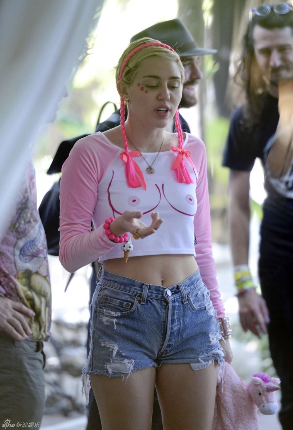 组图:麦莉露点招摇过市戴粉辫子变女神经