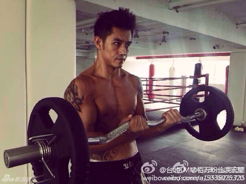 组图:肌肉型男更爱脱 看 洪宏星 裸身秀身材 - 娱