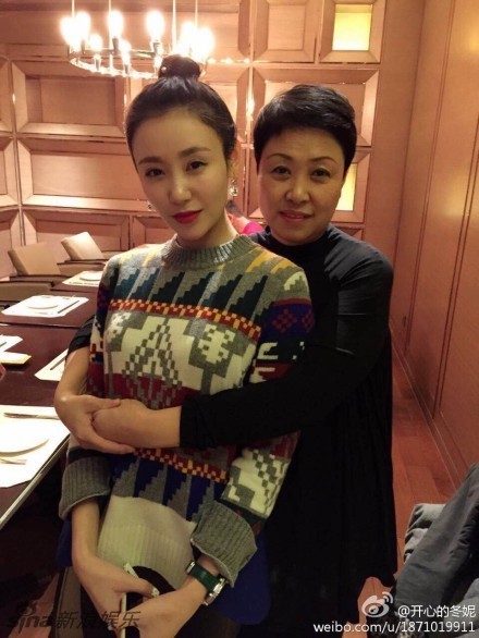 组图:吴启华与妻子同为爱女庆生 合照温馨_高清图集