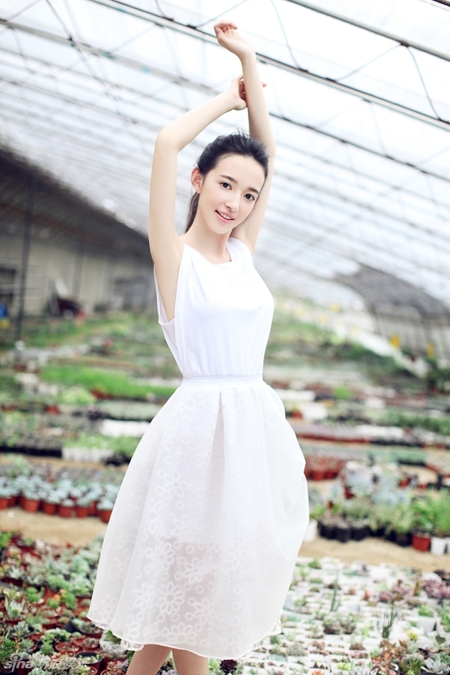 康宁亭亭玉立,康宁清新自然,康宁青春动人,康宁马尾灵动,康宁《后宫那些事儿》出演女一号,海润旗下混血女星康宁,组图:康宁新剧大热曝写真 白裙马尾清新自然,高清图片,康宁,写真,爱美女,爱好,MY爱好