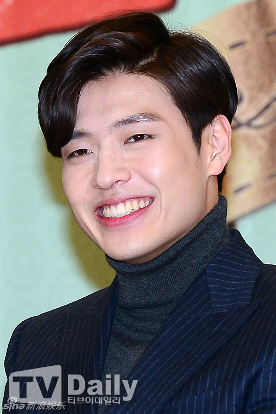 组图:韩星姜河那三七分亮相 弯腰大笑露牙龈 - 中文文化 - 中国日报网