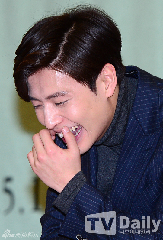 组图:韩星姜河那三七分亮相 弯腰大笑露牙龈