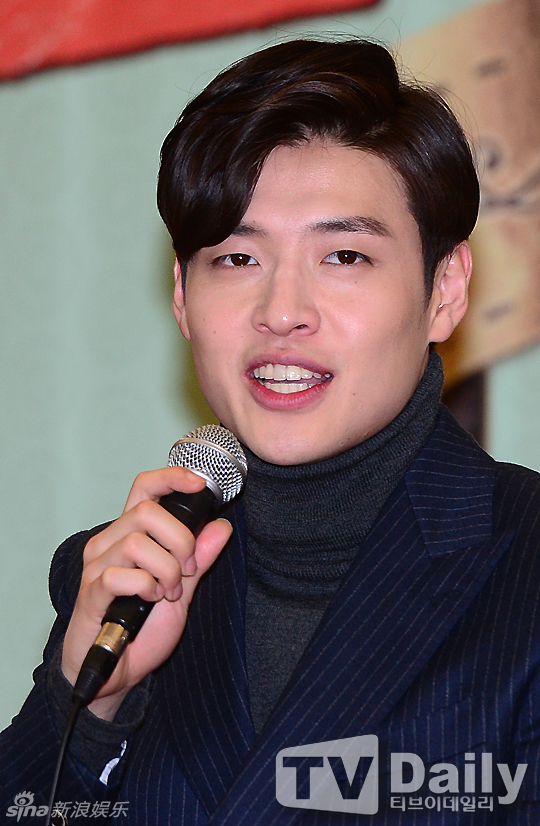 组图:韩星姜河那三七分亮相 弯腰大笑露牙龈