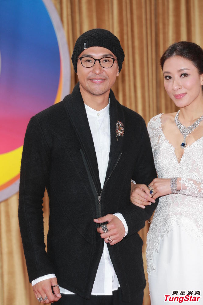  杨怡 携手 陈展鹏 亮相 酥胸美背一览无余 -- 佛山