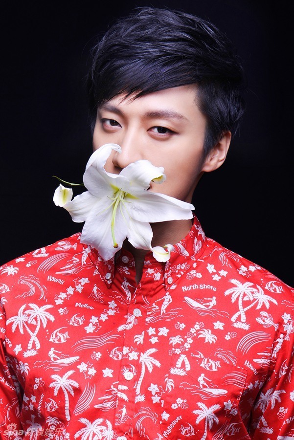 组图:乔任梁曝雅痞写真 鲜花配型男暖意十足_高清图集