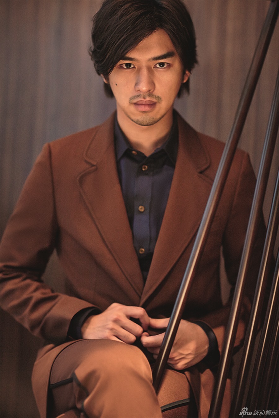 陈柏霖曝泰国杂志大片 变身高颜值冷都男