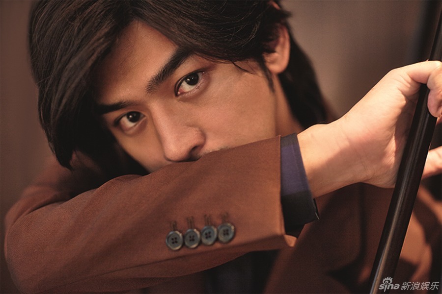 陈柏霖曝泰国杂志大片 变身高颜值冷都男
