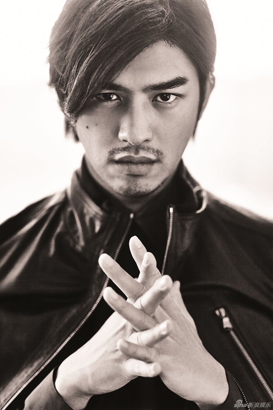 陈柏霖曝泰国杂志大片 变身高颜值冷都男