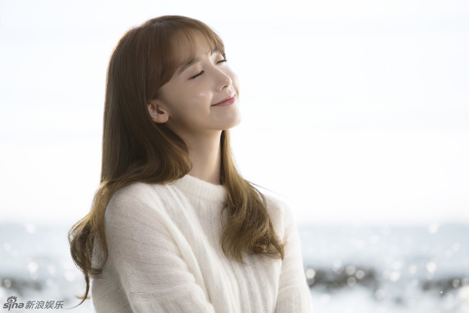 组图:少女时代允儿清纯写真 仰望45度微笑迷人